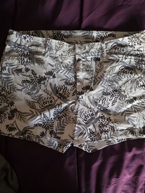 GUC Old Navy Floral Print Women's Shorts - Light Gray